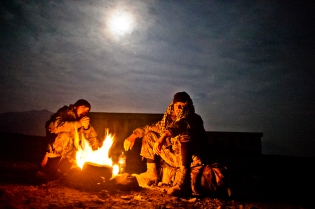  Les soldats Afghans du KANDAK 24  autour d?un feu , 